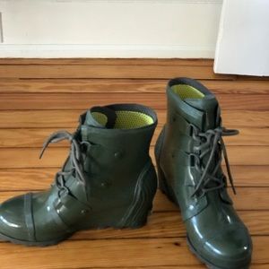 Sorel military lace up wedge 9.5 boot